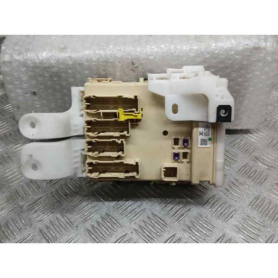 Caja Reles / Fusibles para Toyota Auris