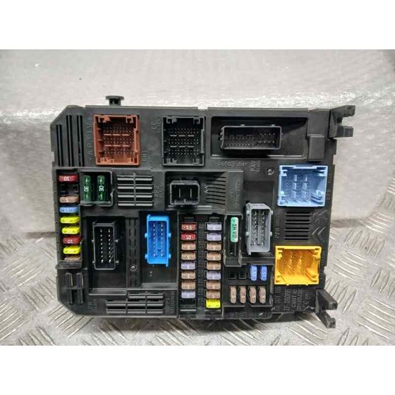 Caja Reles / Fusibles para Peugeot 3008
