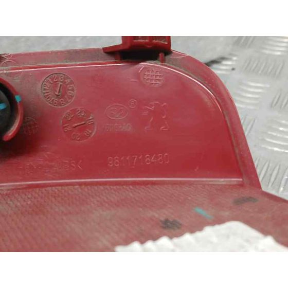 Piloto Trasero Izquierdo Paragolpes para Peugeot 2008 (P1)