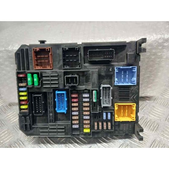 Caja Reles / Fusibles para Peugeot 2008 (P1)