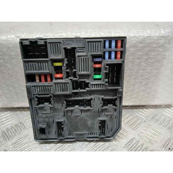 Caja Reles / Fusibles para Nissan Pulsar (C13)