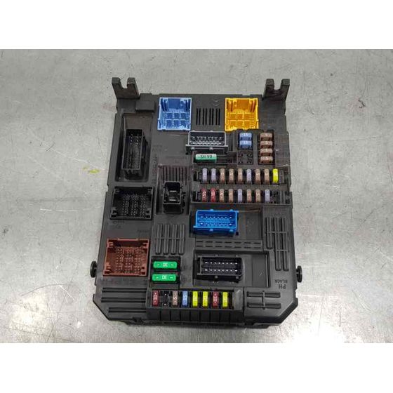 Caja Reles / Fusibles para Peugeot 208 (P2)