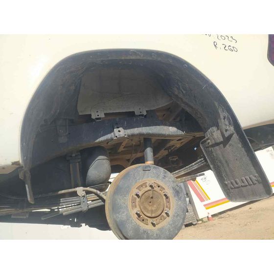 Plastico Pase Rueda Tras. Izq. para Toyota Hilux (Gun1)