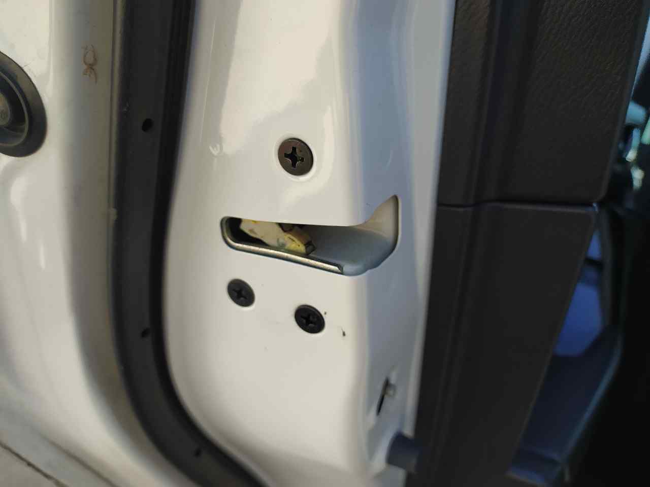 Cerradura Puerta Trasera Izquierda para Mazda 3 Lim. ()