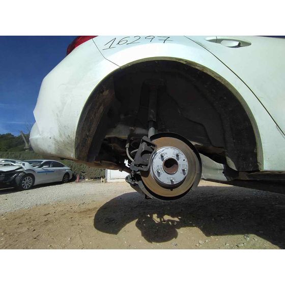 Plastico Pase Rueda Tras. Dch. para Mazda 3 Lim. ()