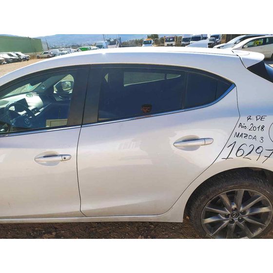 Puerta Trasera Izquierda para Mazda 3 Lim. ()