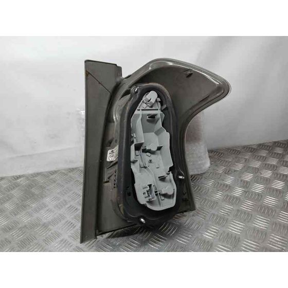 Piloto Trasero Izquierdo para Toyota Corolla Verso (R1)