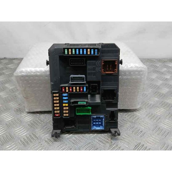 Caja Reles / Fusibles para Peugeot 208